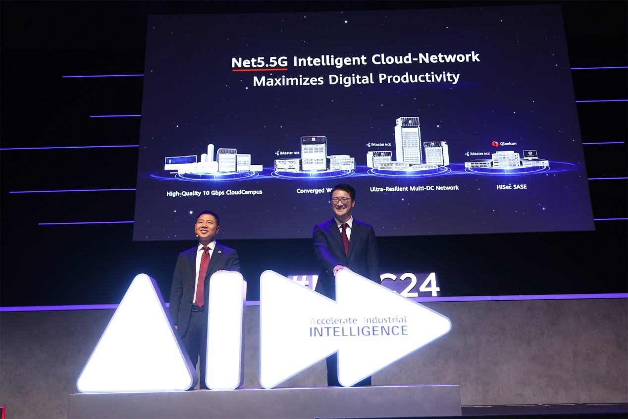 Leon Wang, President of Huawei's Data Communication Product Line and Vincent Liu, President of Huawei's Global Enterprise Network Marketing & Solution Sales Department, jointly launching Net5.5G Intelligent Cloud-Network solutions
